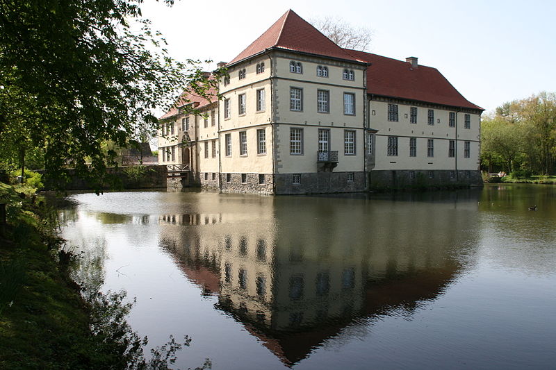 800px-Herne_-_Schlosspark_Strünkede_-_Karl-Brandt-Weg_-_Schloss_28_ies